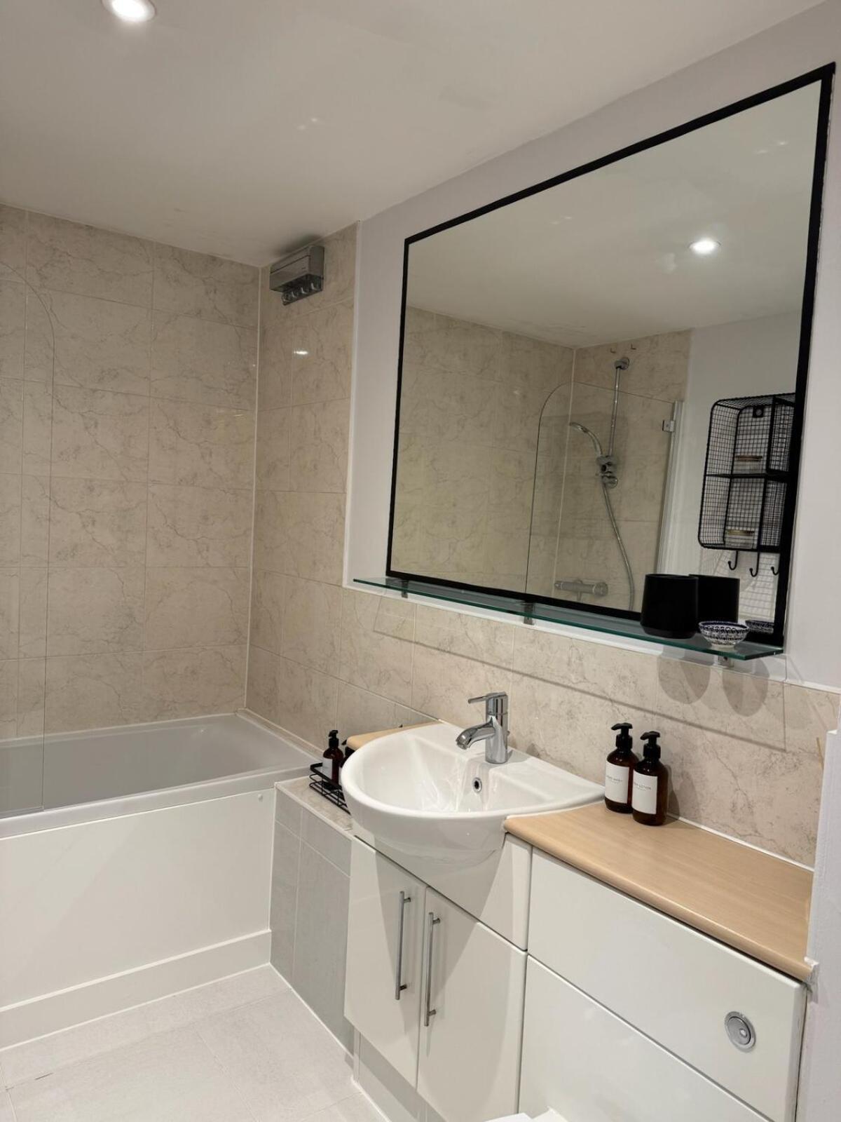 Modern In Wimbledon - Free Underground Parking - Sleeps 5 Apartment London
