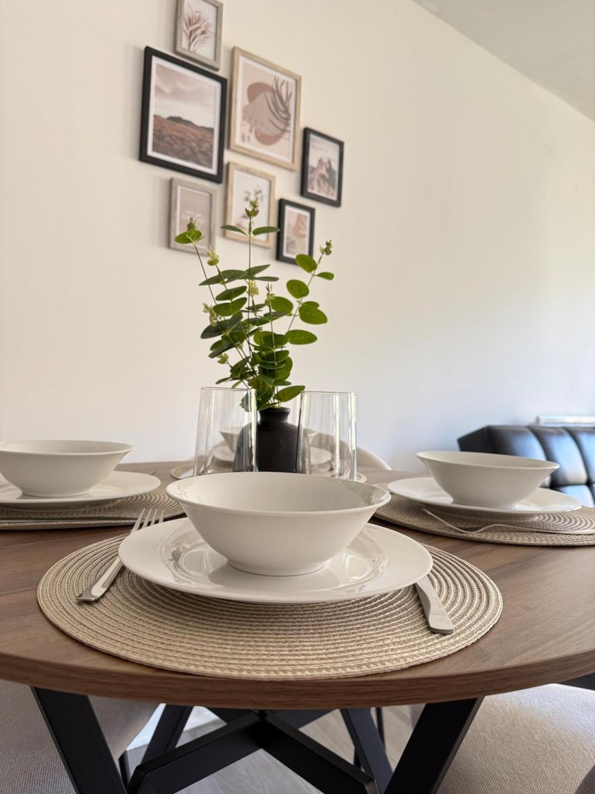 Modern In Wimbledon - Free Underground Parking - Sleeps 5 Apartment