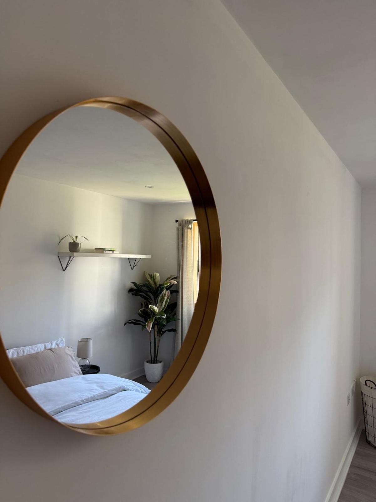 Apartment Modern In Wimbledon - Free Underground Parking - Sleeps 5 London