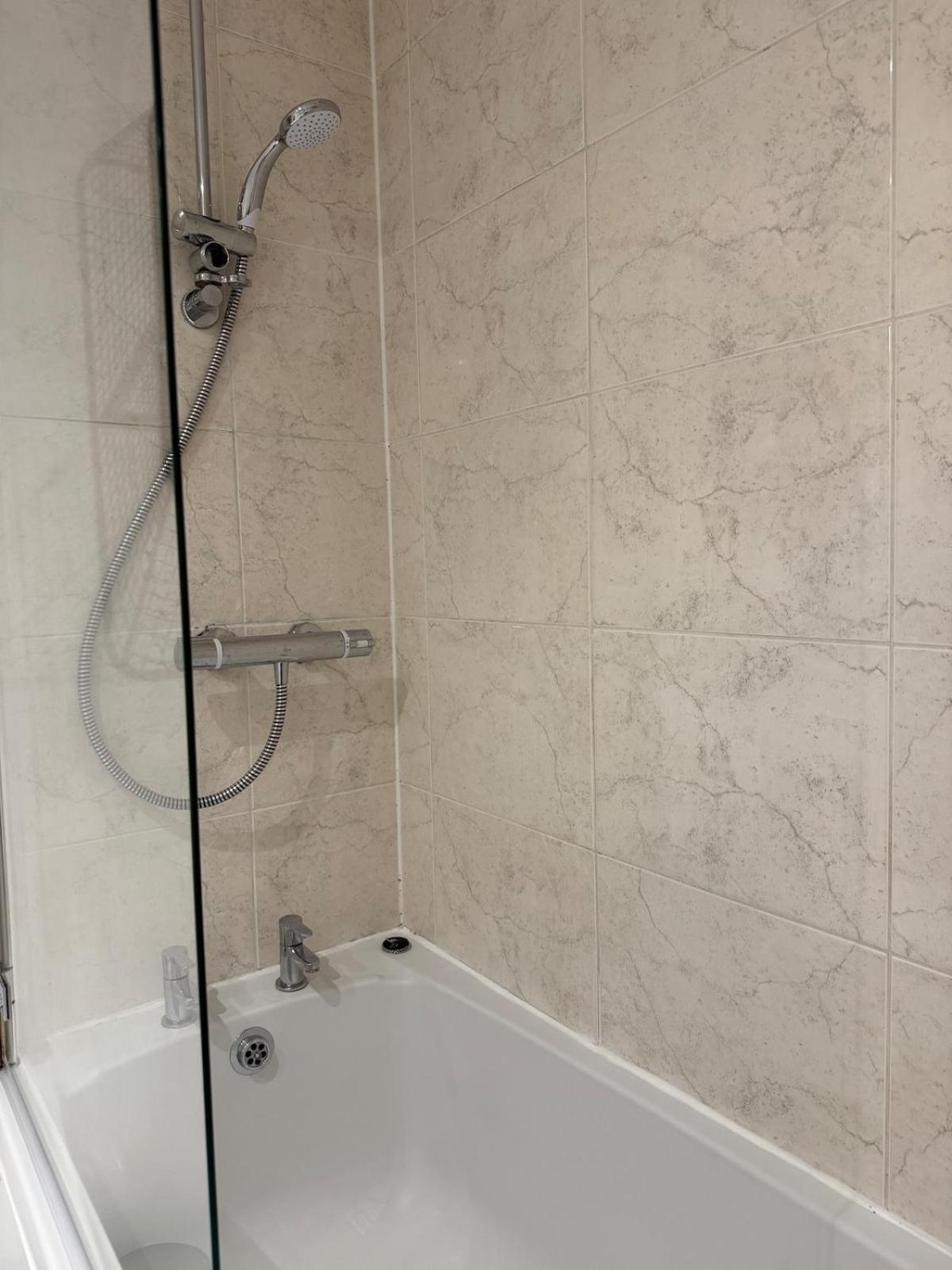 Modern In Wimbledon - Free Underground Parking - Sleeps 5 Apartment *