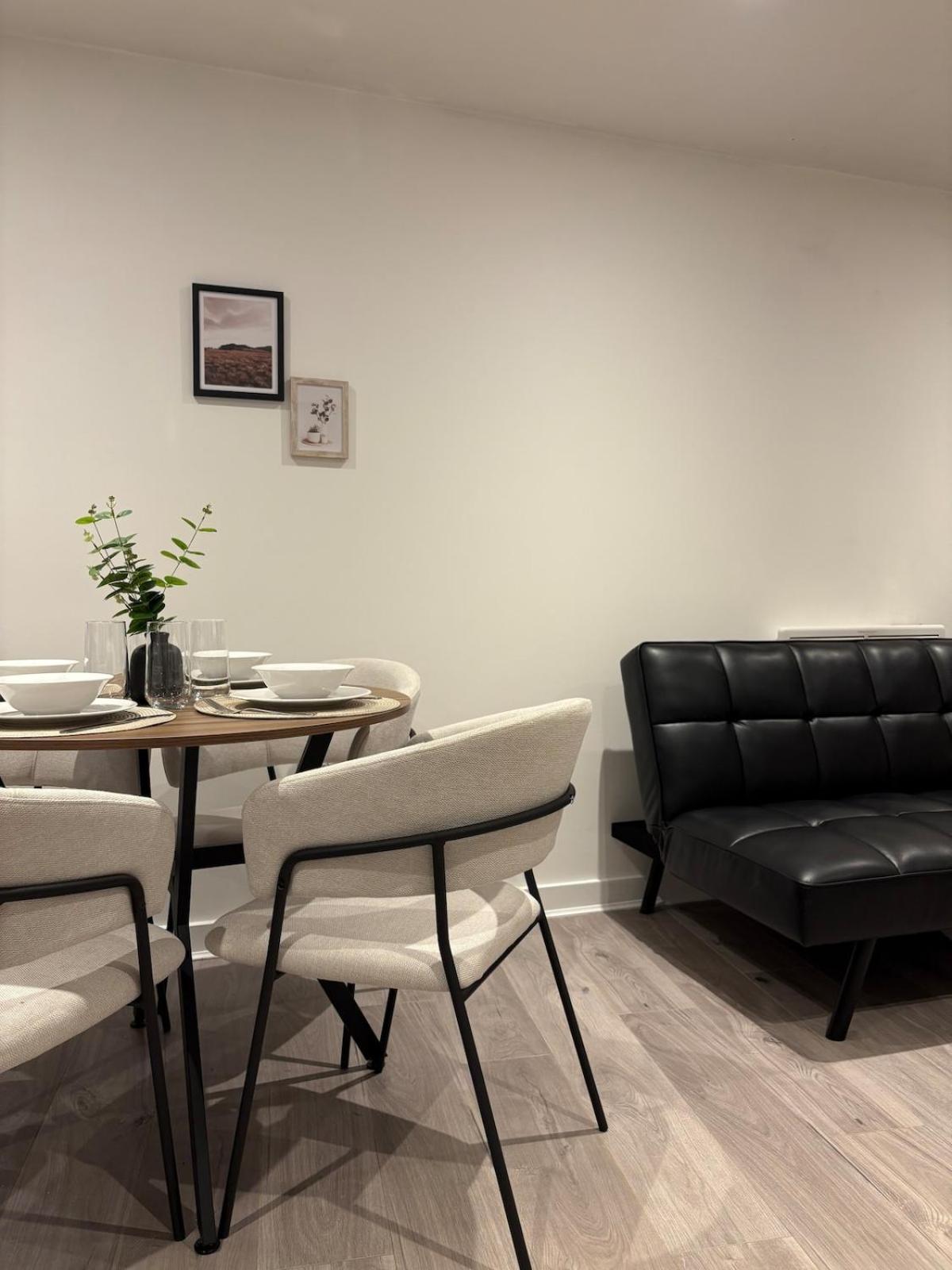 Apartment Modern In Wimbledon - Free Underground Parking - Sleeps 5 London