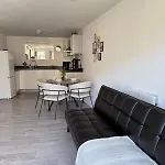 Modern Apartment In Wimbledon - Free Underground Parking - Sleeps 5