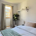 Modern Apartment In Wimbledon - Free Underground Parking - Sleeps 5